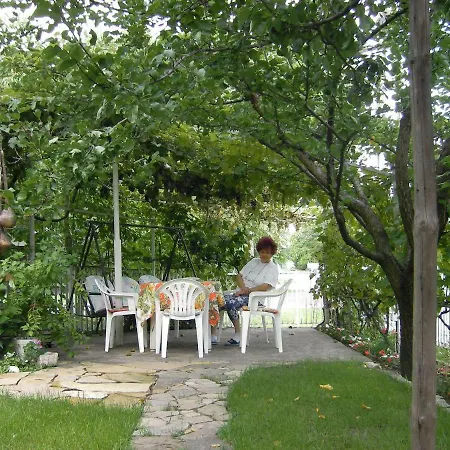 بيت ضيافة Sarokhaz