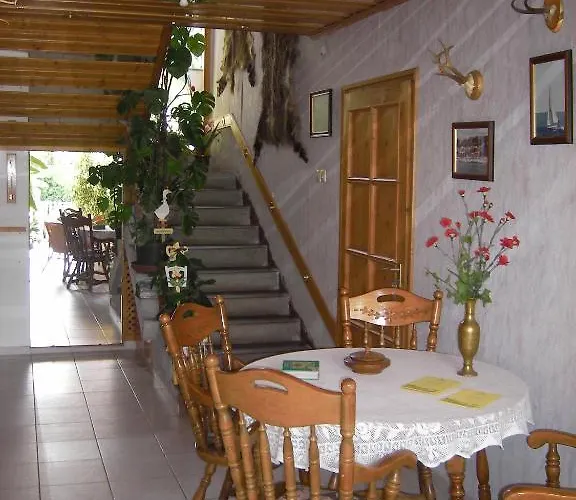 Sarokhaz בית הארחה 2*