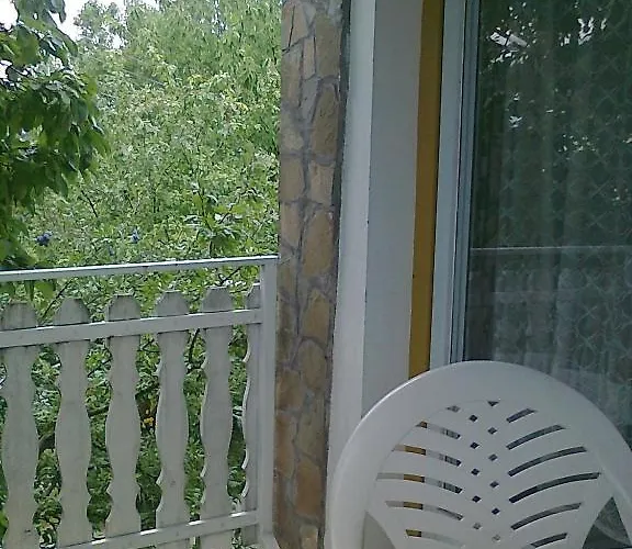 Sarokhaz בית הארחה