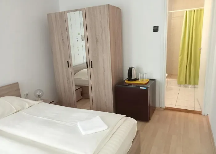 Sarokhaz בית הארחה