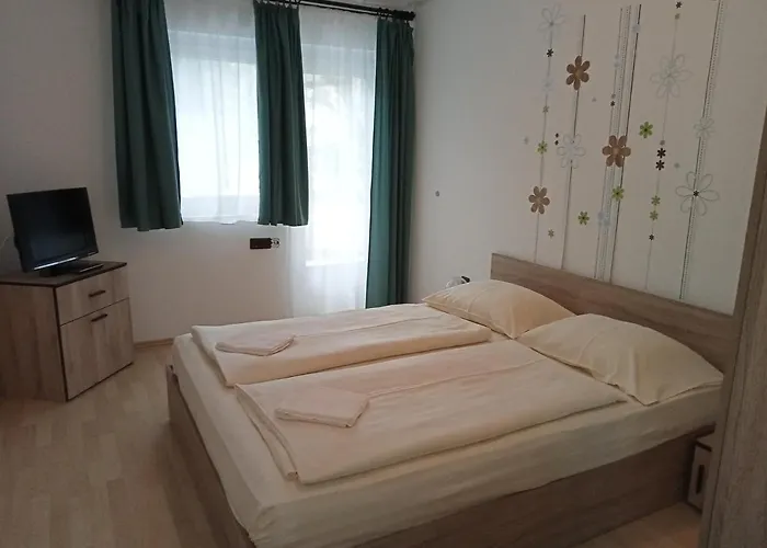 Sarokhaz בית הארחה